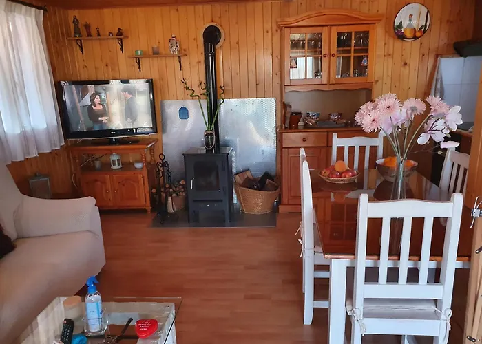 Cabana De Madera Especial Y Acogedora